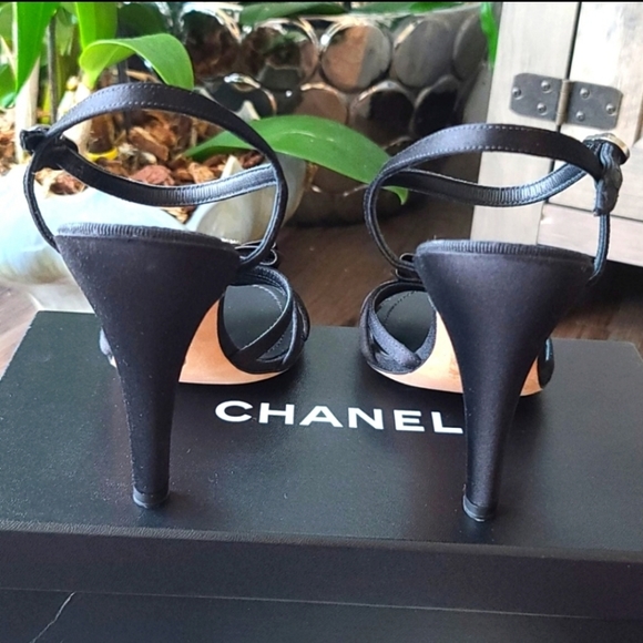 CHANEL BOW SATIN CC LOGO HEEL - Picture 3 of 9